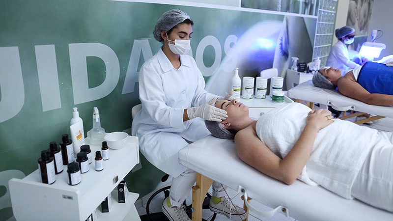 Desde o primeiro semestre, o curso de Estética e Cosmética incentiva a experiência prática dos estudantes por meio da parceria com diversas marcas de cosméticos. Foto: Ares Soares.