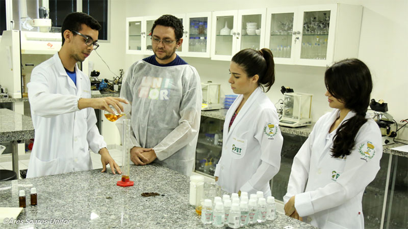 O PET Farmácia realiza atividades de Ensino, Pesquisa e Extensão com a temática do uso racional de medicamentos (Foto: Ares Soares/Unifor)