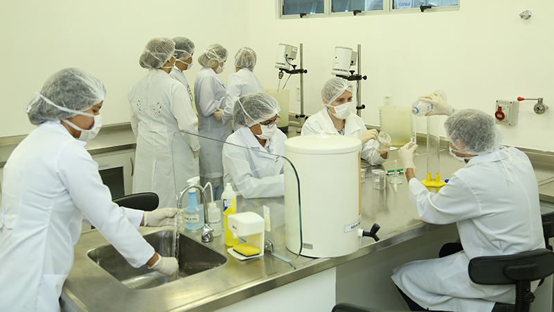 O PET Farmácia realiza atividades de Ensino, Pesquisa e Extensão com a temática do uso racional de medicamentos (Foto: Ares Soares/Unifor)