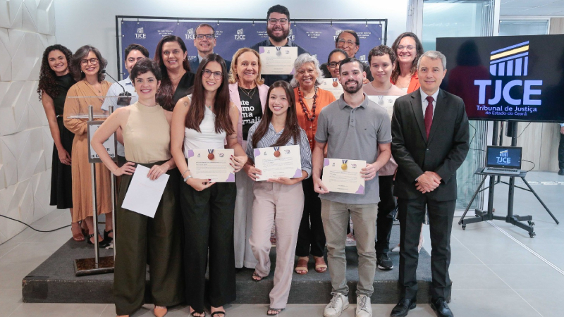 Os alunos vencedores foram convidados para uma solenidade na sede do TJCE (Foto: Alex Costa/Ascom TJCE)