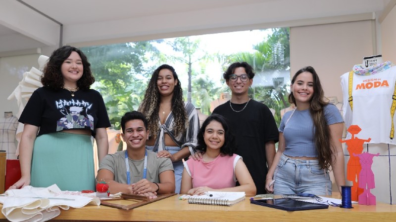 Da esquerda para a direita, os estudantes do curso de Design de Moda da Unifor: Élida Queiroz, Yury Duarte, Sara Frazão, Iara Paulino, Enzo Emmanuel e Caroline Moura (Foto: Ares Soares)