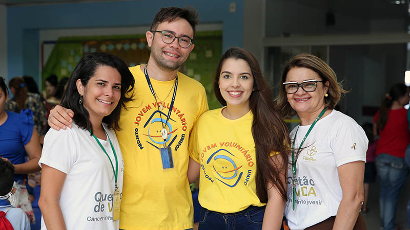 Alunos de vários cursos da Unifor, motivados pela oportunidade de exercerem papel ativo na solução de problemas reais da comunidade, integram o Projeto Jovem Voluntário, criado em 2002. (Foto: Ares Soares)