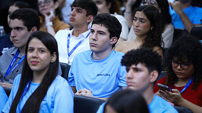 Além de auxiliar os estudantes no entendimento e na aprendizagem dos conteúdos acadêmicos, a iniciativa também estimula o desenvolvimento de habilidades socioemocionais e de liderança entre os monitores. (Foto: Vito Moura)