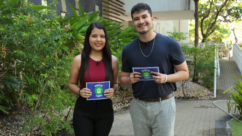 Misaelly Silva e Ravel Araújo, estudantes de Jornalismo da Unifor, apresentam o Mundo no Campus nesta quarta-feira, 7, às 19h (Foto: Larissa Maria)