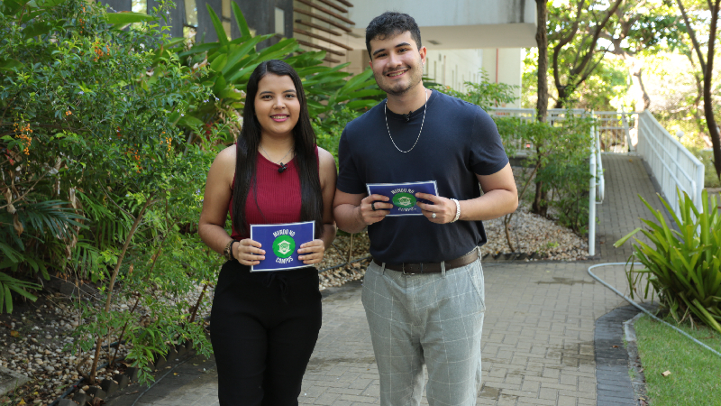 Misaelly Silva e Ravel Araújo, estudantes de Jornalismo da Unifor, apresentam o Mundo no Campus nesta quarta-feira, 30, às 19h (Foto: Larissa Maria)