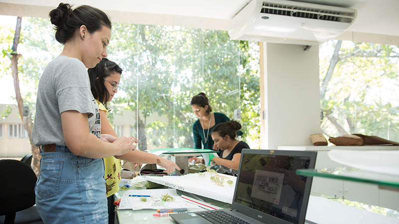 O Centro de Ciências Tecnológicas (CCT) da Universidade de Fortaleza tem como um dos seus objetivos incentivar o aprendizado dos alunos, a partir de experiências práticas dentro da instituição. Foto: Ares Soares.