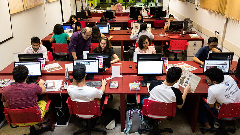 Sob a orientação de professores, o NIC aproxima universidade e sociedade por meio da execução de projetos de comunicação realizados por alunos da Unifor. (Foto: Pedro Vidal)