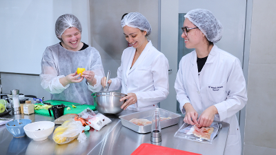 Os laboratório de práticas dietéticas oferecem ao alunos espaços modernos e bem equipados para que possam desenvolver habilidades práticas em dietoterapia (Foto: Ares Soares)