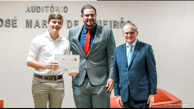 Calebe Levy Souto (esquerda), no TJCE, recebeu um certificado pelo trabalho desenvolvido por ele e seu amigo Davi Noah, também aluno da Unifor (Foto: J. P. Oliveira)