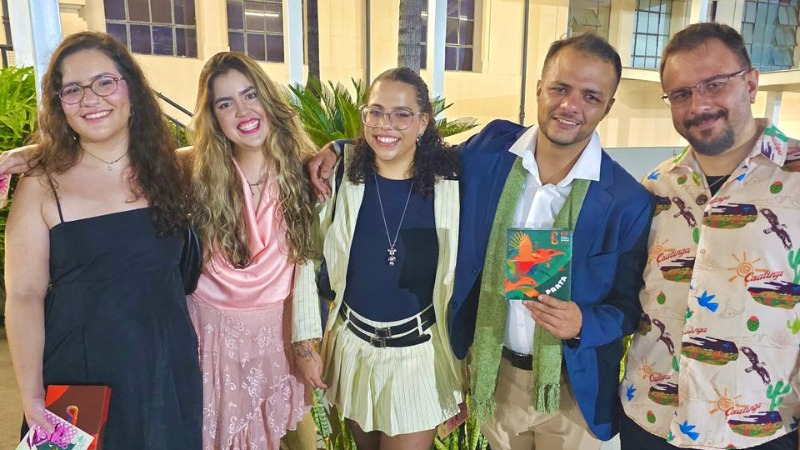As alunas Janaína Moreira, Lia Avelino e Júlia Emília de Oliveira marcaram presença na premiação junto aos professores Bruno Ribeiro e Jorge Godoy (Foto: Arquivo pessoal)