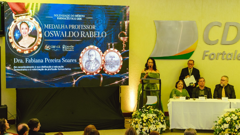 Solenidade destaca a outorga da Medalha Professor Oswaldo Rabelo à docente do curso de Farmácia da Unifor, Fabiana Pereira. (Foto: Arquivo pessoal)
