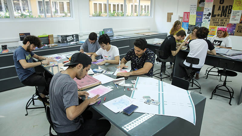 Um espaço em formato de ateliê que permite a alunos aprenderem e desenvolverem projetos inovadores a partir de seus equipamentos.  Foto: Ares Soares.