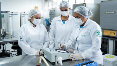 Os alunos da graduação em Biomedicina da Unifor têm à disposição uma infraestrutura de excelência para vivências práticas e de desenvolvimento de pesquisas (Foto: Gabriel Rissi)