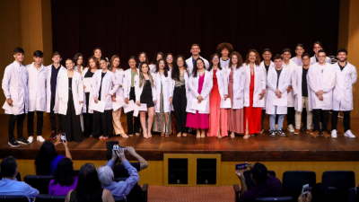 Estudantes de Fisioterapia da Unifor durante a tradicional Cerimônia do Jaleco, realizada a cada semestre como marco simbólico da jornada profissional (Foto: Ares Soares)