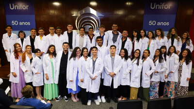 O jaleco é um Equipamento de Proteção Individual (EPI) essencial ao longo de suas práticas laboratoriais, atividades assistidas e estágios (Foto: Ares Soares)