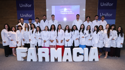 A Cerimônia do Topázio celebra o primeiro semestre dos alunos ingressantes do curso de graduação em Farmácia da Unifor (Foto: Ares Soares)