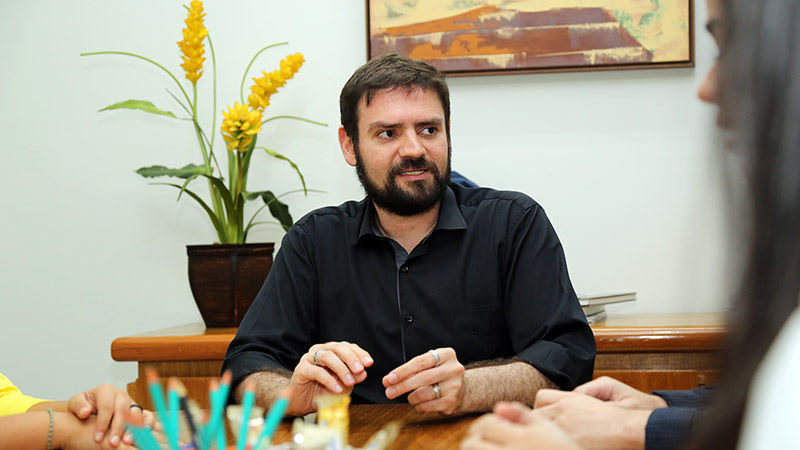 O professor Daniel Camurça Correia é o coordenador do Grupo de Pesquisa Justiça em Quadrinhos (Foto: Ares Soares/Unifor)