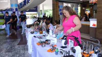 Uma das atrações do evento é uma feira com exposição e venda de trabalhos de artistas locais (Foto: Maria Tereza)