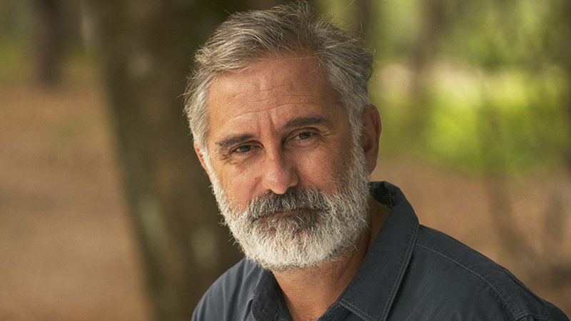 Marcelo Gomes é diretor de cinema e roteirista. Seu primeiro longa-metragem foi “Cinema, Aspirinas e Urubus”. (Foto: divulgação)