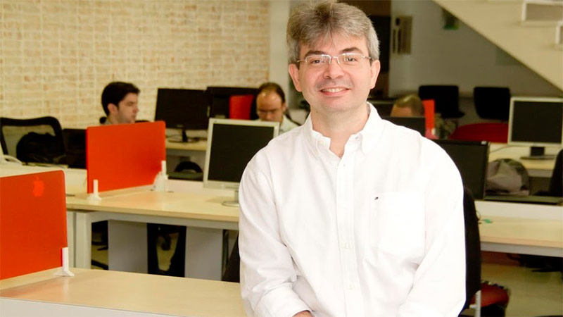 Márcio Roger Braga, diretor da IVIA, possui Bacharelato em Informática pela Universidade de Fortaleza (1992), Especialização em Redes de Computadores (1994), e Especialização (2003) e Mestrado (2006) em Gestão de Sistemas de Informação pelo Instituto Superior de Ciências do Trabalho e da Empresa (Lisboa, Portugal).