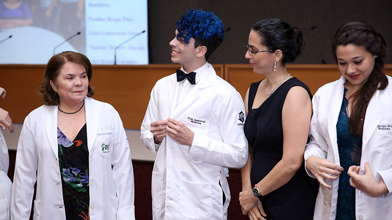 Os graduandos recebem um jaleco branco como símbolo do compromisso que assumem com as atividades e o ingresso na área (Foto: Ares Soares/Unifor)