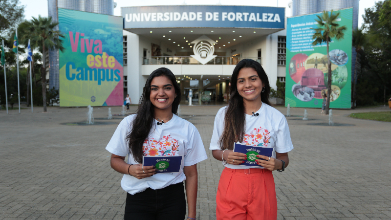 Melina Melo e Letícia Monteiro, estudantes de Jornalismo da Unifor, apresentam o Mundo no Campus nesta quarta-feira, às 19h (Foto: Larissa Maria/Divulgação)