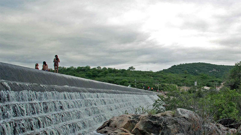 O Açude Caldeirões, que abastece o município de Saboeiro (CE), na região dos Inhamuns, sangra devido ao período de chuvas (Foto: Diário do Nordeste)