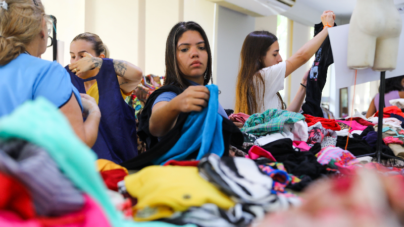 A ação é aberta ao público e visa reforçar o conceito de moda circular (Foto: Ares Soares)