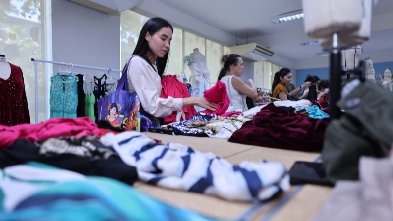 Ação arrecada roupas e acessórios em bom estado até o dia 13 de abril, promovendo uma forma consciente e sustentável de dar novo uso às peças