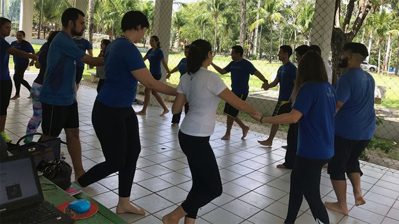 A música e os movimentos, da biodança promovem benefícios à saúde mental dos participantes (Foto: Ana Luiza Souza)