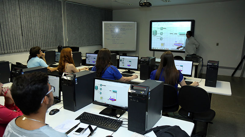 O curso é aberto a todos os alunos do CCT que desejem aprender a programar em nível básico na linguagem C (Foto: Ares Soares)