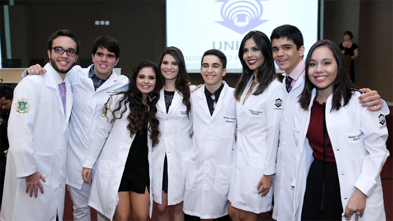 Os graduandos recebem um jaleco branco como símbolo do compromisso que assumem com as atividades e o ingresso na área (Foto: Ares Soares/Unifor)