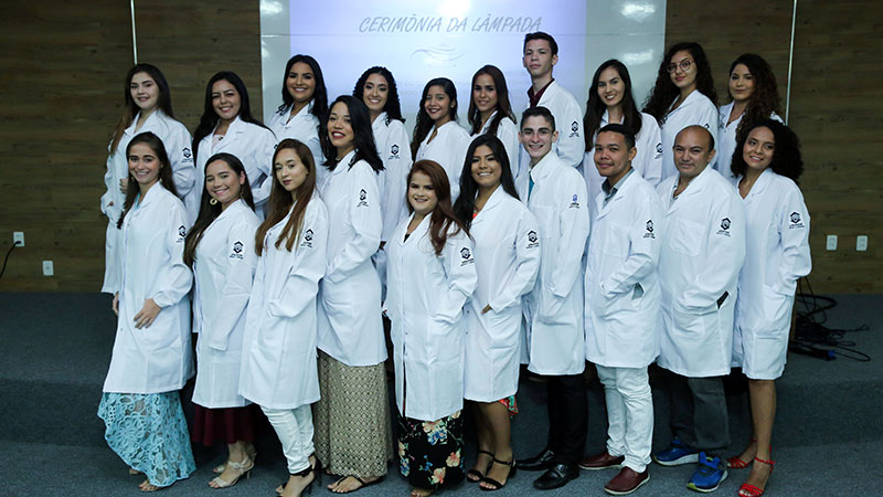 Tradicionalmente, na Cerimônia da Lâmpada do curso de Enfermagem, os alunos vestem seu jaleco pela primeira vez. Por conta da pandemia da Covid-19, a edição de 2021.1 será virtual. (Foto: Ares Soares/2019)