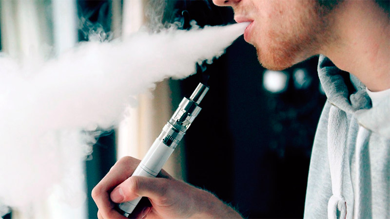 Jovem fuma cigarro eletrônico, dispositivo associado a problemas pulmonares graves (Foto: TBEC Review / Wikimedia commons)