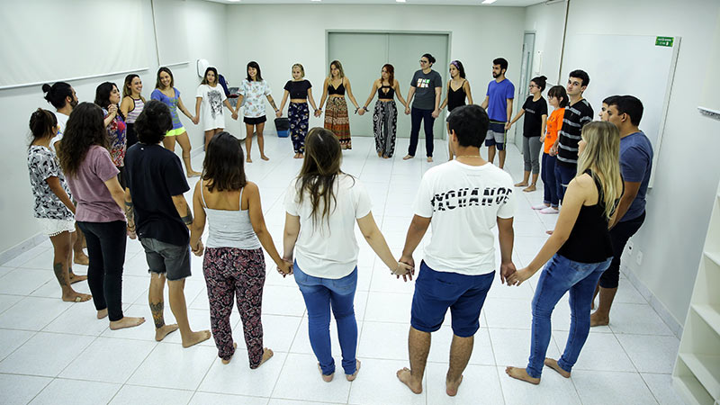 A música e os movimentos da biodança promovem benefícios à saúde mental dos participantes (Foto: Ares Soares)
