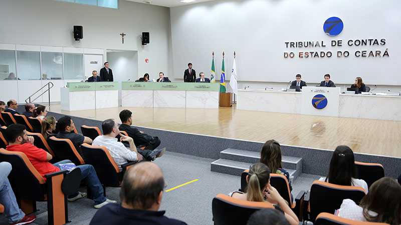 Visita dos alunos da Unifor ao Plenário do TCE Ceará, situado no Edifício 5 de Outubro (Foto: Ares Soares/Unifor)