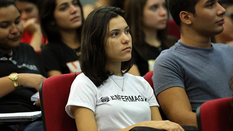 Palestra é oferecida aos alunos do Centro de Ciências da Saúde (Foto: Ares Soares)