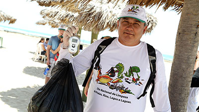 O coordenador do curso, prof. Oyrton Monteiro Júnior, em atividades na Sabiaguaba com os alunos de Engenharia Ambiental (Foto: Ares Soares/Unifor)