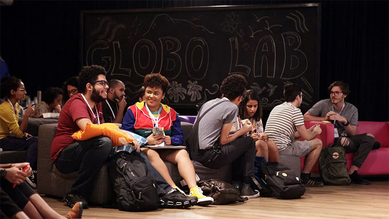 Equipes do Profissão Repórter e do Globo Universidade percorrem coletivos e universidades.  Foto: Divulgação/Globo Lab