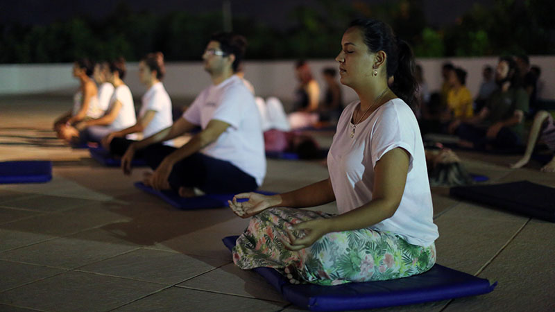 Atividade de meditação no campus da Unifor (Foto: Ares Soares)