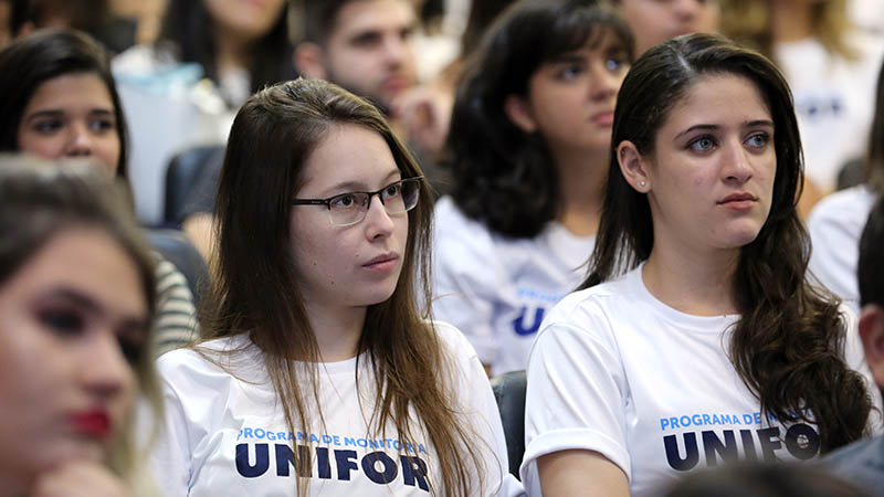 Os alunos monitorea dão suporte ao processo de aprendizagem dos alunos da disciplina a qual monitora (Foto: Ares Soares)