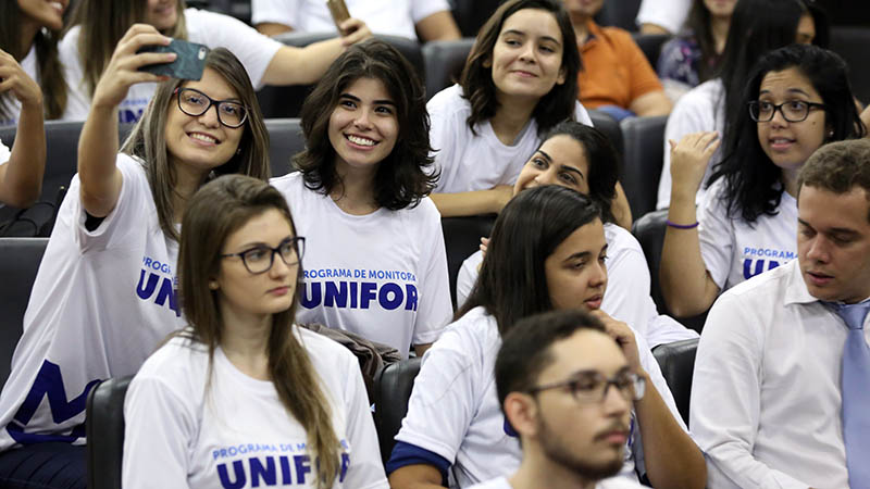 O aluno monitor dá suporte ao processo de aprendizagem dos alunos da disciplina a qual monitora (Foto: Ares Soares)