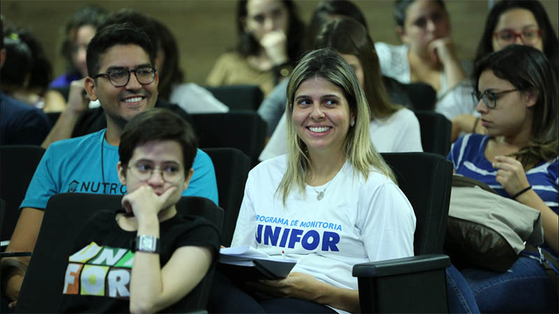 O aluno monitor édásuporte ao processo de aprendizagem dos alunos da disciplina a qual monitora (Foto: Ares Soares/Unifor)