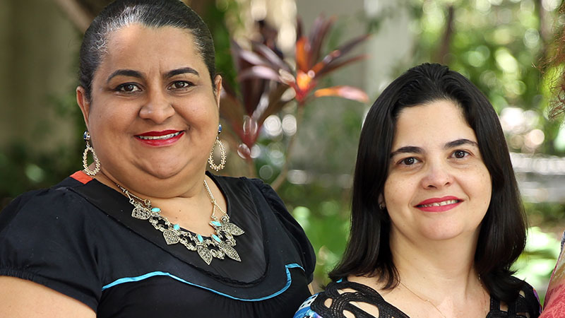 As professoras Débora Guerra (esq) e Adna Braquehais foram agraciadas, em 2016, com o 1º lugar na 14ª edição da Jornada Norte-Nordeste de Centro Cirúrgico e Centro de Esterilização (Foto: Ares Soares/Arquivo)