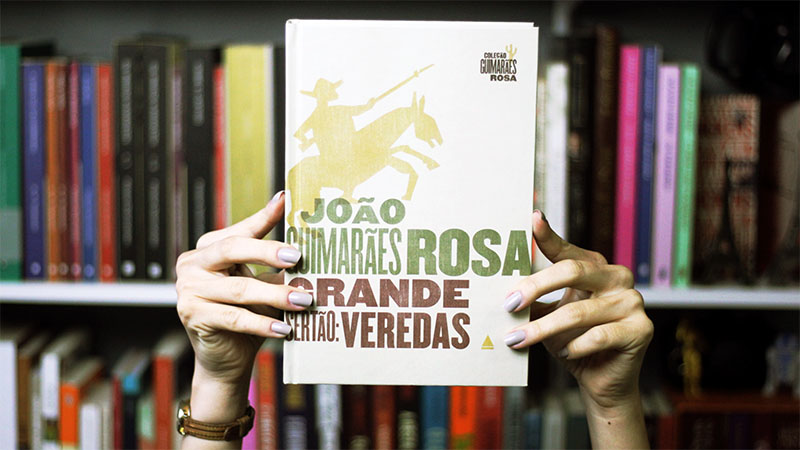 Grande Sertão: Veredas é um livro de João Guimarães Rosa escrito em 1956. Pensado inicialmente como uma das novelas do livro Corpo de Baile, lançado nesse mesmo ano de 1956, cresceu, ganhou autonomia e tornou-se um dos mais importantes livros da literatura brasileira e da literatura lusófona. (Foto: Blog Literature-se)