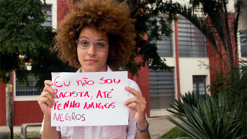 Manifestação contra o racismo organizada pelos alunos da Universidade Federal de Juiz de Fora/UFJF mostra que o preconceito existe em todo lugar (Foto: Divulgação/#ahbrancodaumtempoUFJF)