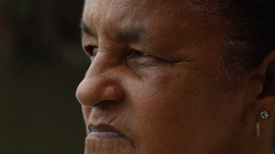 O documentário propõe uma reflexão acerca da ocupação humana na terra por meio do depoimento de Dona Neusa, moradora da comunidade Boca da Barra, no bairro da Sabiaguaba (Foto: Tom Vital)