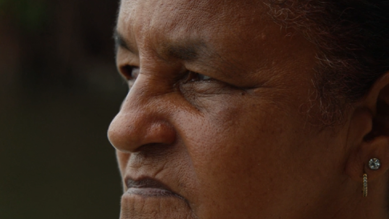 O documentário propõe uma reflexão acerca da ocupação humana na terra por meio do depoimento de Dona Neusa, moradora da comunidade Boca da Barra, no bairro da Sabiaguaba (Foto: Tom Vital)