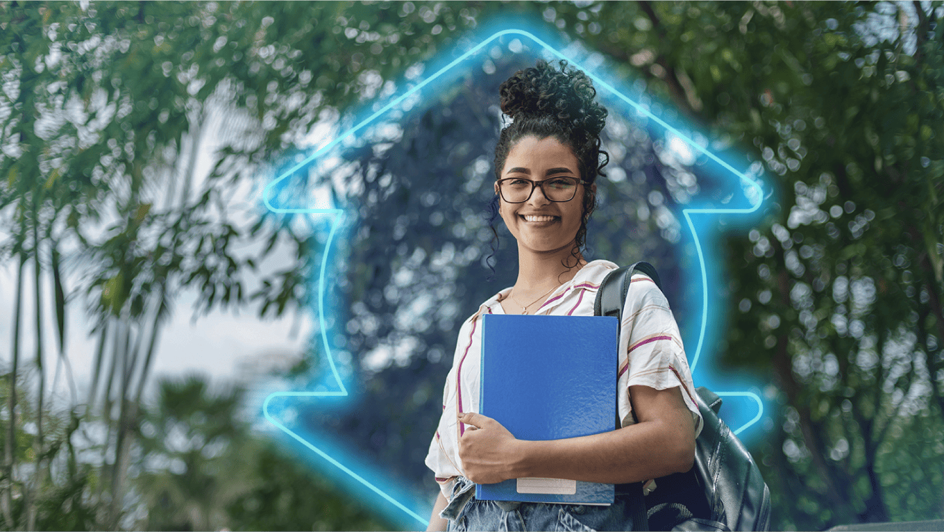 Jovem sorridente no campus da unifor