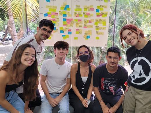 Equipe de pesquisa em design diante do painel de análise